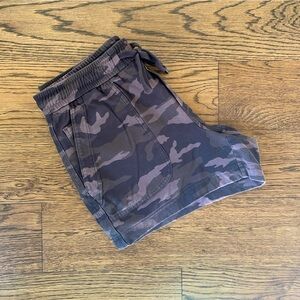 Athleta Farfallon Short - Size 6 - Camo Print